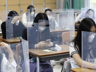 Pelajar di Sekolah Menengah Jeonmin di Daejeon, Korea Selatan saat pandemi Covid-10