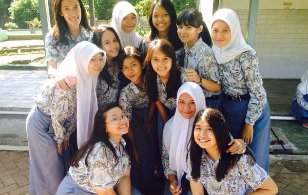 Siswa SMA dengan seragam batik Siswa SMA dengan seragam batik