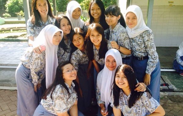 Siswa SMA dengan seragam batik