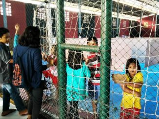 Anak-anak pengungsi dari Dusun Gemer, Ngargomulyo, Dukun, Magelang, Jawa Tengah di Tempat Evakuasi Akhir (TEA) Tamanagung, Muntilan
