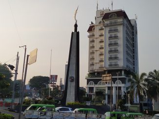 Tugu Kujang di samping Kebun Raya Bogor ini merupakan ikon kota Bogor yang bentuknya menyerupai sebuah senjata pusaka yang berasal dari Jawa Barat. Tugu Kujang dibangun pada 4 Mei 1982 pada masa pemerintahan wali kota Achmad Sobana dengan biaya pembangunan mencapai 80 juta