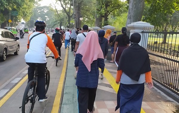Pedestrian di Kebun Raya Bogor Jalur pedestrian Kebun Raya Bogor atau jalur pejalan kaki di kawasan Kebun Raya Bogor berdampingan dengan jalur pesepeda