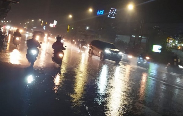 Jalanan saat musim hujan