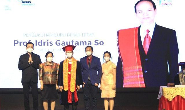 Prof. Idris Gautama So, S.Kom., S.E., M.M., MBA., Ph.D. saat dikukuhkan sebagai Guru Besar Tetap Universitas Bina Nusantara (Binus) bidang Manajemen. (KalderaNews.com/Dok.Binus)