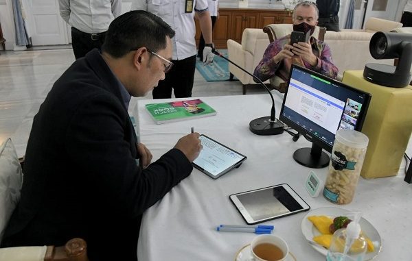 Ridwan Kamil Penandatanganan letter of intent (LoI)/perjanjian kerja sama dilaksanakan secara virtual di Gedung Pakuan pada Rabu pekan ini, 18 NOvember 2020 disaksikan Duta Besar Inggris untuk Indonesia dan Timor Leste, Owen Jenkins
