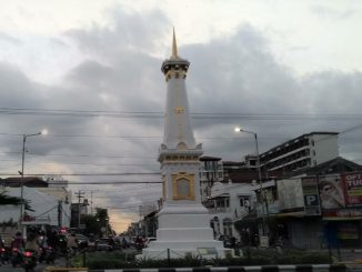 Tugu Yogyakarta (Tugu Ngayogyakarta) menjadi simbol atau lambang dari kota Yogyakarta
