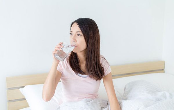 Ilustrasi minum air putih di pagi hari. Dahulukan air putih sebelum minuman berwarna (KalderaNews/Ist)