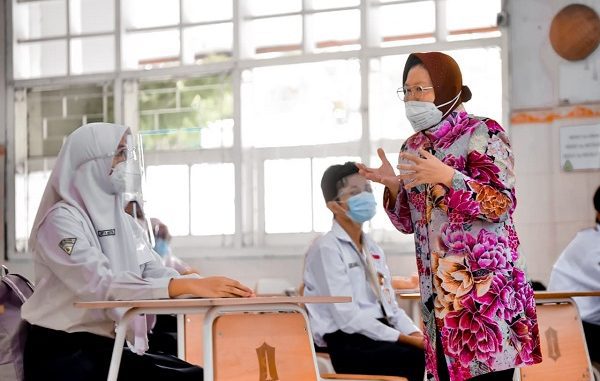 Wali Kota Surabaya Tri Rismaharini hadir menjadi guru di hadapan belasan pelajar kelas IX saat simulasi sekolah tatap muka