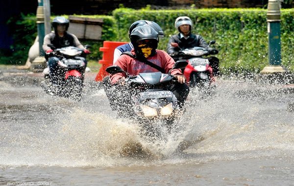 Ilustrasi: Begini langkah-langkah agar sepeda motor tetap tangguh melintasi genangan banjir. (KalderaNews.com/Ist.)
