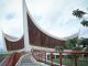 Bentuk sudut lancip Masjid Raya Sumatera Barat mewakili atap bergonjong pada rumah adat Minangkabau rumah gadang