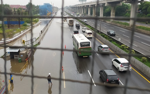 Hujan yang terus mengguyur Kota Bekasi 19-20 Februari 2021, sebagaimana telah diprediksi BMKG dan LAPAN menyebabkan banjir di sejumlah titik, seperti Perumahan Jatibening, Taman Permata Cikunir, Kompleks AL, Kompleks PAM dan lain-lainnya. Bahkan ketinggian banjir di Perumahan Jatibening Permai Kota Bekasi, Jawa Barat, mencapai perut orang dewasa. Akses Gerbang Tol Jatibening juga sempat terendam banjir