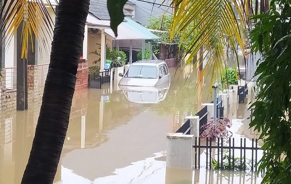 Banjir Jatibening 4 Hujan yang terus mengguyur Kota Bekasi 19-20 Februari 2021, sebagaimana telah diprediksi BMKG dan LAPAN menyebabkan banjir di sejumlah titik, seperti Perumahan Jatibening, Taman Permata Cikunir, Kompleks AL, Kompleks PAM dan lain-lainnya. Bahkan ketinggian banjir di Perumahan Jatibening Permai Kota Bekasi, Jawa Barat, mencapai perut orang dewasa. Akses Gerbang Tol Jatibening juga sempat terendam banjir
