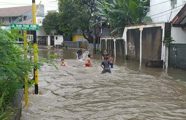 Hujan yang terus mengguyur Kota Bekasi 19-20 Februari 2021, sebagaimana telah diprediksi BMKG dan LAPAN menyebabkan banjir di sejumlah titik, seperti Perumahan Jatibening, Taman Permata Cikunir, Kompleks AL, Kompleks PAM dan lain-lainnya. Bahkan ketinggian banjir di Perumahan Jatibening Permai Kota Bekasi, Jawa Barat, mencapai perut orang dewasa. Akses Gerbang Tol Jatibening juga sempat terendam banjir