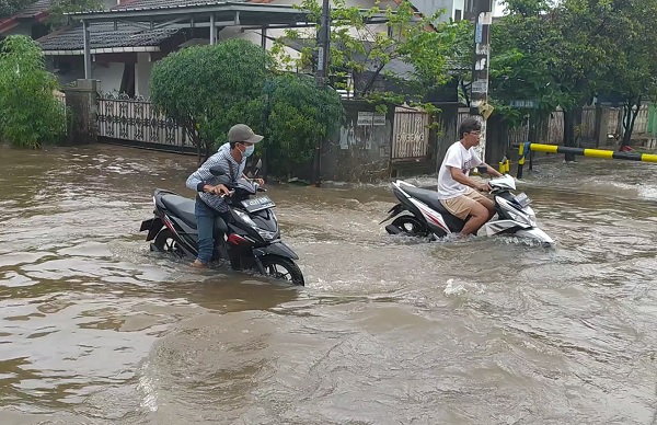 Hujan yang terus mengguyur Kota Bekasi 19-20 Februari 2021, sebagaimana telah diprediksi BMKG dan LAPAN menyebabkan banjir di sejumlah titik, seperti Perumahan Jatibening, Taman Permata Cikunir, Kompleks AL, Kompleks PAM dan lain-lainnya. Bahkan ketinggian banjir di Perumahan Jatibening Permai Kota Bekasi, Jawa Barat, mencapai perut orang dewasa. Akses Gerbang Tol Jatibening juga sempat terendam banjir