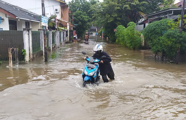 Hujan yang terus mengguyur Kota Bekasi 19-20 Februari 2021, sebagaimana telah diprediksi BMKG dan LAPAN menyebabkan banjir di sejumlah titik, seperti Perumahan Jatibening, Taman Permata Cikunir, Kompleks AL, Kompleks PAM dan lain-lainnya. Bahkan ketinggian banjir di Perumahan Jatibening Permai Kota Bekasi, Jawa Barat, mencapai perut orang dewasa. Akses Gerbang Tol Jatibening juga sempat terendam banjir