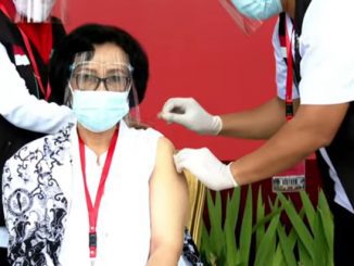 Ilustrasi: Ketua Umum PGRI, Unifah Rosyidi saat mendapatkan vaksinasi Covid-19. (KalderaNews.com/Ist.)