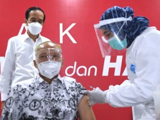 Presiden Joko Widodo saat meninjau pelaksanaan vaksinasi massal yang diperuntukkan bagi tenaga pendidik dan kependidikan. Vaksinasi tersebut digelar di SMAN 70, Jakarta, pada Rabu, 24 Februari 2021. (KalderaNews.com/Foto: BPMI Setpres/Lukas)