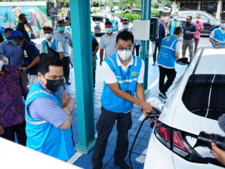 Menteri BUMN Erick Thohir melakukan uji coba mobil listrik (KalderaNews.com/kominfo.go.id)