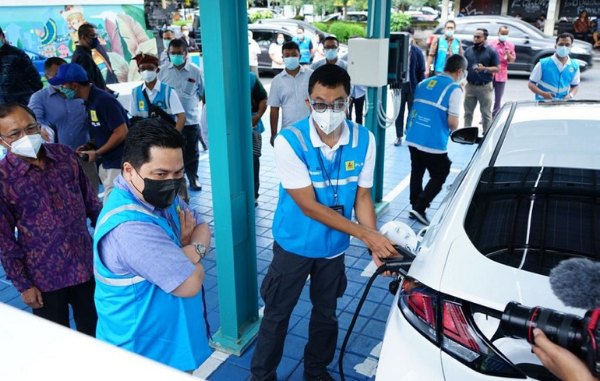 Menteri BUMN Erick Thohir melakukan uji coba mobil listrik (KalderaNews.com/kominfo.go.id)