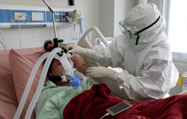 Ilustrasi perawat dengan pasien covid-19 (KalderaNews.com/Reuters)