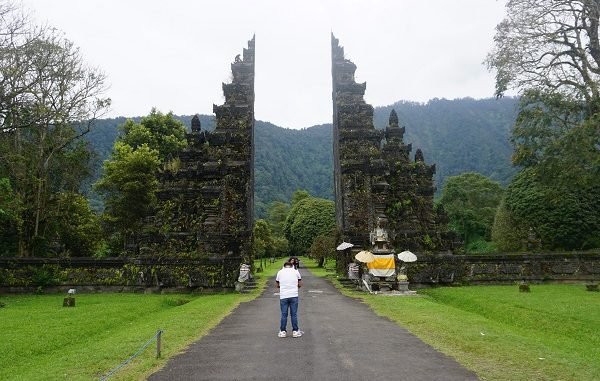 Bali Handara Gate, sebuah gapura yang terdapat di kawasan Handara Golf & Resort Bali. Gapura tersebut terletak di pinggir jalan raya utama yang menghubungkan kawasan wisata Bedugul dengan Singaraja Buleleng