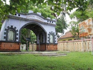 Benteng Pendem terletak di bagian tenggara kota Cilacap, ujung Timur Pantai Teluk Penyu di wilayah Kelurahan Cilacap, Jawa Tengah