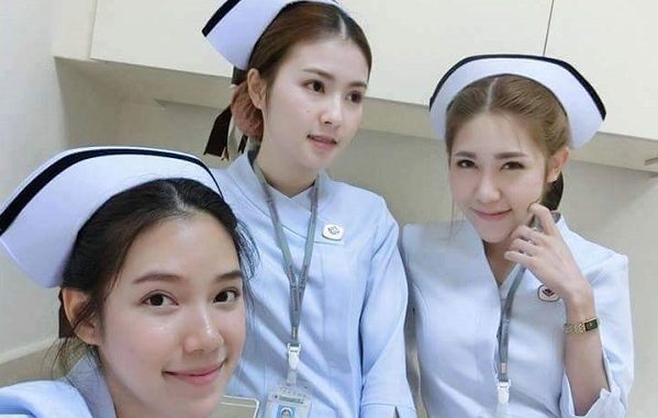 Perawat berparas cantik