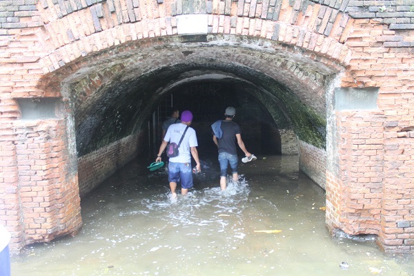 Terowongan di Benteng Pendem yang terletak di bagian tenggara Kota Cilacap, ujung Timur Pantai Teluk Penyu di wilayah Kelurahan Cilacap, Jawa Tengah