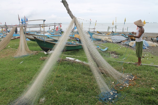 Nelayan di tepi Pantai Teluk Penyu Cilacap