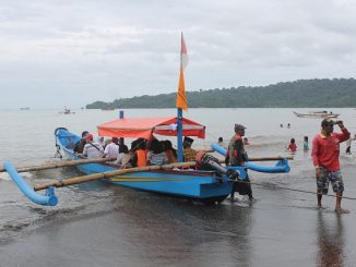 Pengunjung Pantai Teluk Penyu di wilayah Kelurahan Cilacap, Jawa Tengah