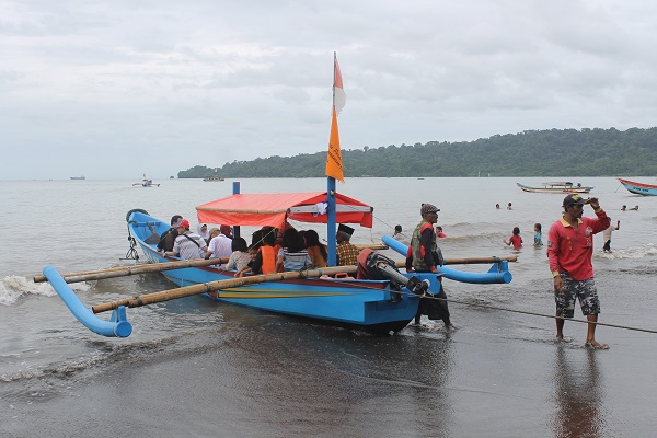 Pengunjung Pantai Teluk Penyu di wilayah Kelurahan Cilacap, Jawa Tengah