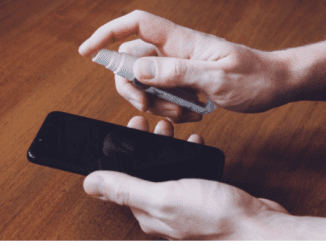 Ilustrasi Membersihkan Ponsel (KalderaNews.com/Ist)