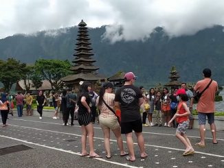 Pengunjung di Pura Ulun Danu Beratan di Bedugul