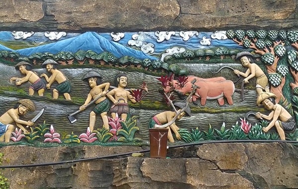 Legenda di dinding sekitar Pura Ulun Danu Beratan di Bedugul