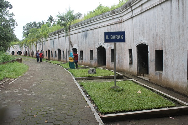 Ruang barak di Benteng Pendem yang terletak di bagian tenggara Kota Cilacap, ujung Timur Pantai Teluk Penyu di wilayah Kelurahan Cilacap, Jawa Tengah