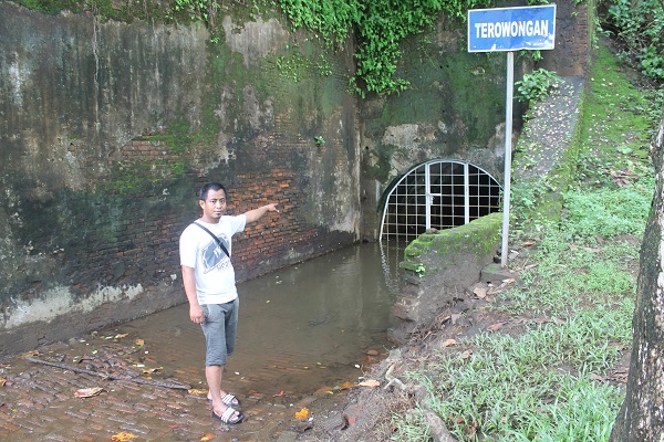 Terowongan Benteng Pendem di bagian tenggara Kota Cilacap, ujung Timur Pantai Teluk Penyu di wilayah Kelurahan Cilacap, Jawa Tengah