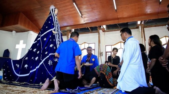 Tradisi bersujud di depan patung Tuan Ma mengawali prosesi Jumat Agung di Larantuka