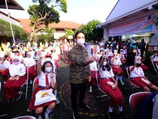 Wali Kota Surakarta, Gibran Rakabuming membagaikan 150 gawai pada siswa-siswi SD 16, SMP 1, dan SMP 12 yang kurang mampu
