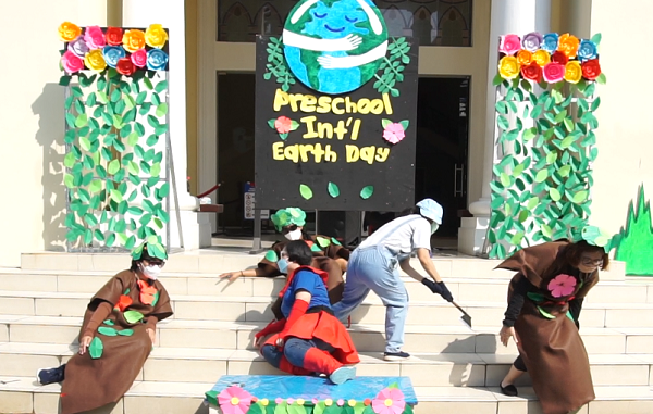 Drama “Captain Planet” yang dimainkan guru-guru Preschool Stella Maris Gading Serpong untuk memperigati International Earth Day (Hari Bumi Sedunia), Kamis, 22 April 2021