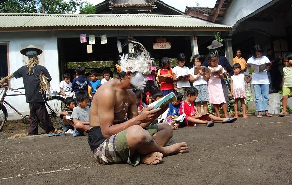 Perayaan Hari Buku Sedunia di Rumah Baca Komunitas Merapi (RBKM), lereng Gunung Merapi, Jawa Tengah