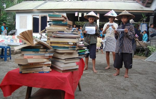 Kemeriahan Perayaan Hari Buku Sedunia di Rumah Baca Komunitas Merapi (RBKM) di Lereng Gunung Merapi secara offline sebelum masa-masa pandemi Covid-19