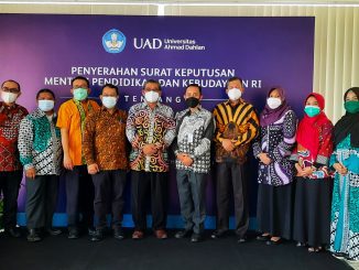 Kepala LLDikti Wilayah V Prof. Dr. Didi Achjari., S.E., M.Kom., Akt menyerahkan Surat Keputusan Menteri Pendidikan dan Kebudayaan Republik Indonesia (SK Mendikbud RI) tentang Izin Pembukaan Program Studi (Prodi) Teknik Kimia Program Magister Universitas Ahmad Dahlan (UAD) kepada Rektor UAD Dr. Muchlas, M.T., di kampus 4 UAD Jalan Ringroad Selatan, Kragilan, Tamanan, Banguntapan, Bantul, Yogyakarta, Rabu, 21 April 2021