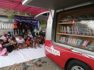 Mobil KaCa Universitas Muhammadiyah Malang (UMM) menghibur korban gempa bumi bermagnitudo 6,1 di Kabupaten Malang