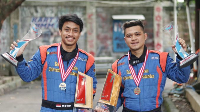 Pembalap Kart Team Himpunan Mahasiswa Mesin (HMM) Unpas, M. Iqbal Tawakal dan Imam M. Shayid.