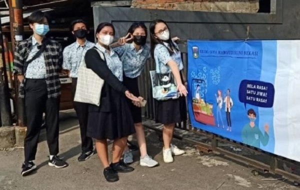 SMA Marsudirini Bekasi Peserta didik SMA Marsudirini Bekasi melaksanakan Kegiatan Kemasyarakatan SMA Marsudirini Bekasi (KKSM) dengan memasang spanduk edukasi