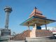 Masjid Agung Jawa Tengah (MAJT) di Semarang ini dirancang dalam gaya arsitektural campuran Jawa, Islam dan Romawi. Bangunan utama masjid beratap limas khas bangunan Jawa, namun di bagian ujungnya dilengkapi dengan kubah besar berdiameter 20 meter, ditambah lagi dengan 4 menara masing masing setinggi 62 meter di tiap penjuru
