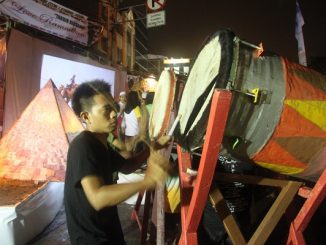 Tradisi parade beduk di Jalan Tambak Jakarta pada malam kemenangan setelah satu bulan menunaikan ibadah puasa Ramadan biasa digelar untuk menyambut Idul Fitri. Masyarakat dari berbagai wilayah biasanya sengaja datang ke tempat ini untuk menikmati lantunan jajaran beduk yang ditabuh silih berganti tanpa henti