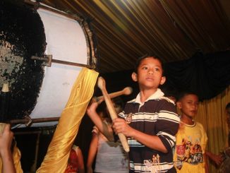 Tradisi parade beduk di Jalan Tambak Jakarta pada malam kemenangan setelah satu bulan menunaikan ibadah puasa Ramadan biasa digelar untuk menyambut Idul Fitri. Masyarakat dari berbagai wilayah biasanya sengaja datang ke tempat ini untuk menikmati lantunan jajaran beduk yang ditabuh silih berganti tanpa henti