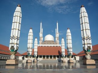 Masjid Agung Jawa Tengah (MAJT) di Semarang ini dirancang dalam gaya arsitektural campuran Jawa, Islam dan Romawi. Bangunan utama masjid beratap limas khas bangunan Jawa, namun di bagian ujungnya dilengkapi dengan kubah besar berdiameter 20 meter, ditambah lagi dengan 4 menara masing masing setinggi 62 meter di tiap penjuru
