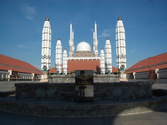 Masjid Agung Jawa Tengah (MAJT) di Semarang ini dirancang dalam gaya arsitektural campuran Jawa, Islam dan Romawi. Bangunan utama masjid beratap limas khas bangunan Jawa, namun di bagian ujungnya dilengkapi dengan kubah besar berdiameter 20 meter, ditambah lagi dengan 4 menara masing masing setinggi 62 meter di tiap penjuru